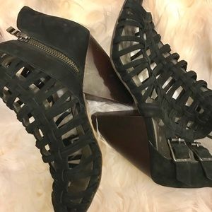 Vince Camuto Leather upper Suede size 9.5 Sandals